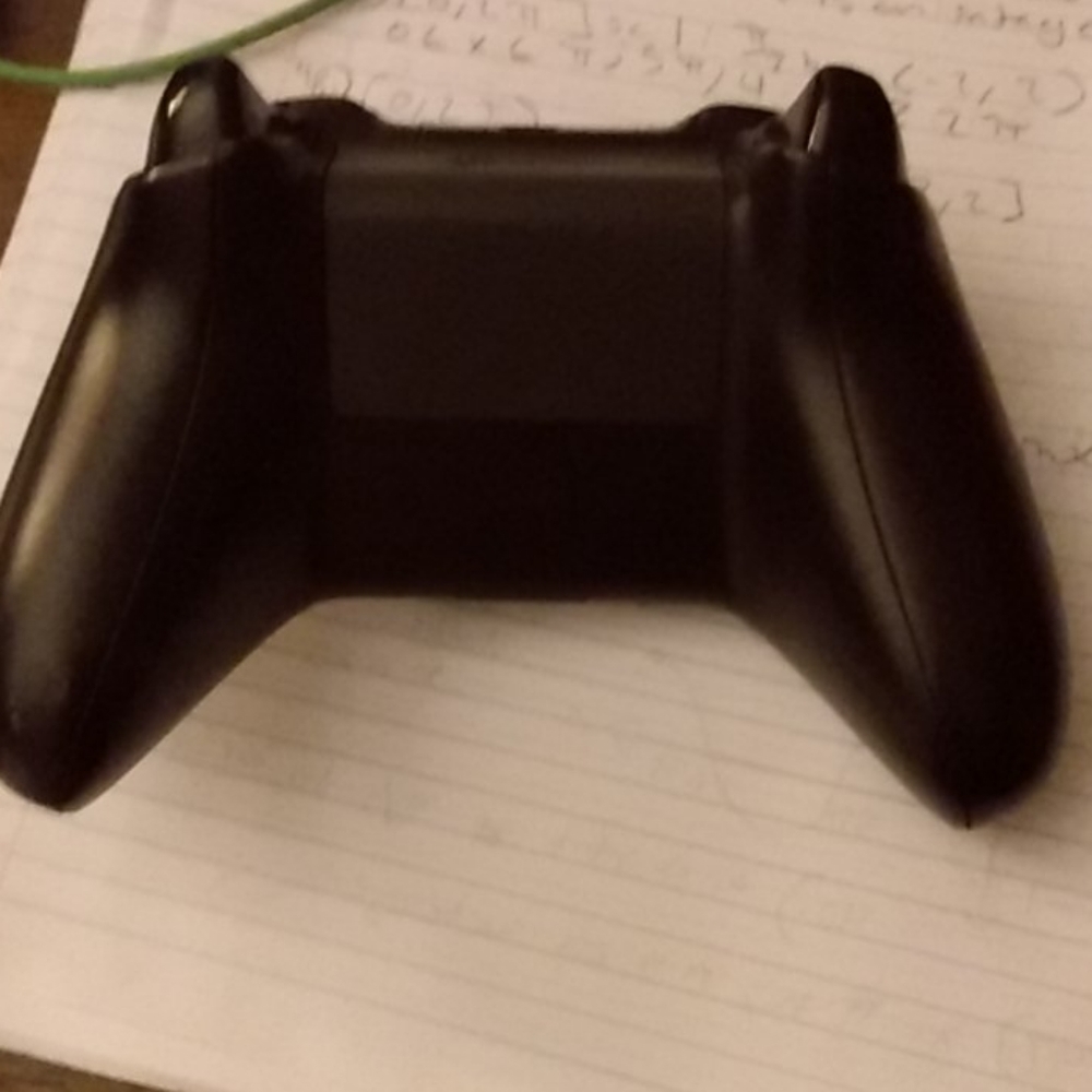 Great condition Xbox controller - Picture 2 of 2